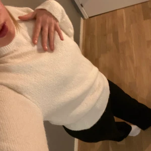 Vit stickad tröja - Från hm, lite offwhite i färgen. Bra skick dock lite nopprig <3