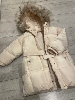 Dunjacka barn  - Baby dunjacka med fluffig pälsluva, superfin, knappt använd!  Nypris 699:- säljer för endast 500:-