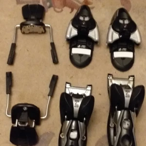  slalombindningar - Nya slalombindningar,  hör till Atomic 275. 