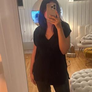 Stickad väst - Stickad väst från hm i storlek xs, inga defekter 💓 köparen står för frakt