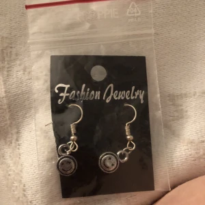 Örhängen  - Säljer denna supervackra örhängen som jag har gjort helt själv! 💗 de är aldrig använda! Osäker om de är nickelfria, men är 99% säker på att de är det! ♥️ 