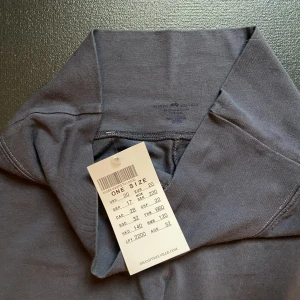 Brandy Melville Priscilla pants - Helt oanvända bootcut brandy byxor!! Med alla lappar kvar. Säljer pga att det var fel färg Kontakta för mer info eller fler bilder💕  (färgen syns bäst på sista bilden) 