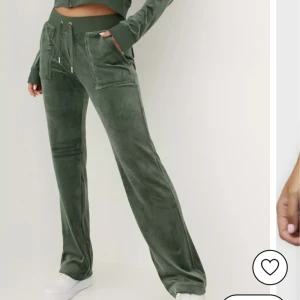 Dark Moss juicy byxor  - Säljer nu mina juicy byxor i färgen dark Moss då dem inte kommer till användning, använda två gånger. Skriv till mig för mina egna bilder💕💕