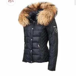 Rock and blue jacka - Säljer min rock and blue jacka! Den är knappt använd och väldigt varm🫶 ursprungspris är 3000kr.