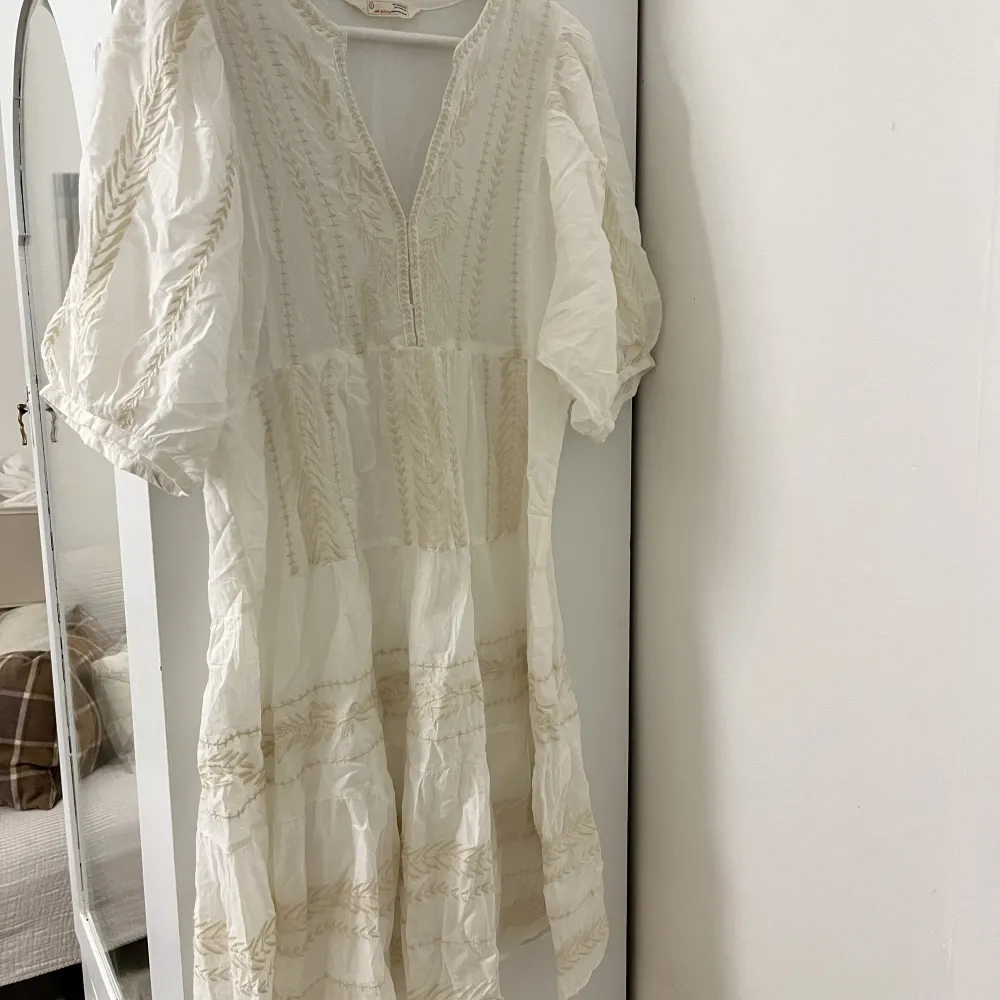 Fin sommar klänning med finna ditaljer. Storlek 1 (S)  helt oanvänd köpt för cirka 1500kr säljer för 200kr odd Molly💗🌸😍. Klänningar.