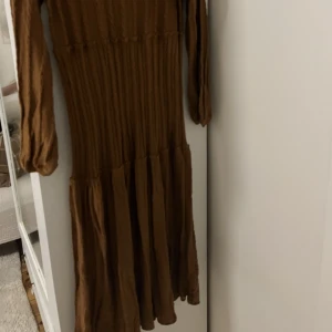 Klänning  - En super fin helt oanvänd odd moly kläning med lappar kvar på. Storlek 1 (s). Köpt för 2000/2500. Säljer för 400kr💗☺️