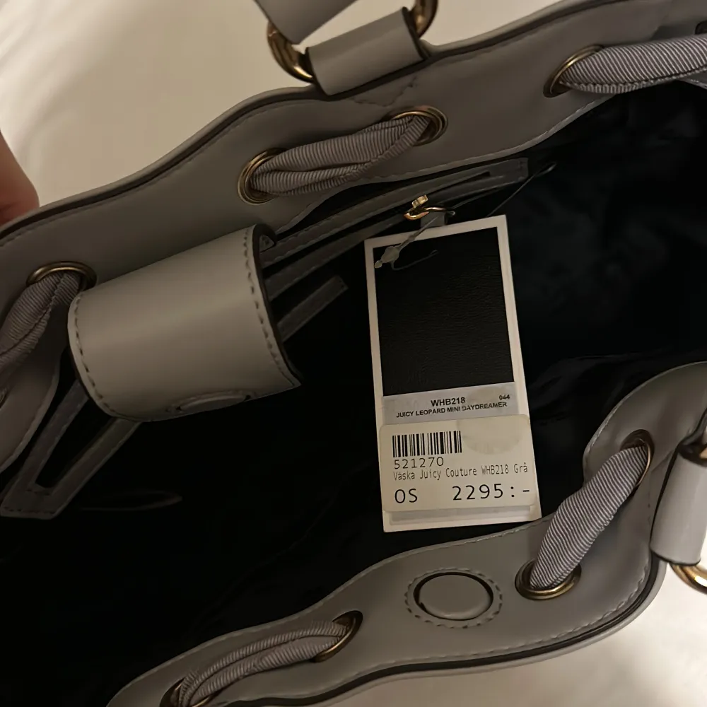 Juicy couture väska köpt på NK för några år sen, använd 1-2 gånger prislappen finns kvar! Skriv om ni vill ha fler bilder 🤍. Väskor.