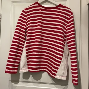 Hilfiger denim  - Säljer en mysig tröja från Hilfiger Denim i storlek S. Den är använd ett fåtal gånger men är fortfarande i mycket fint skick. Kan mötas upp i växjö annars står köparen för frakten☺️