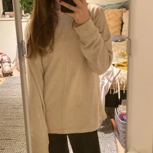 Zara tröja - Det är en väldigt skön, Den är i fint skick🌟dock så ser ni på sista bilden att armen har fränsat sig. Köpt från zara😊 + det står mitt namn i tröjan vid lappen men det är skrivit i grå penna så det smälter in. Undrar något så bara skriv till mig😊