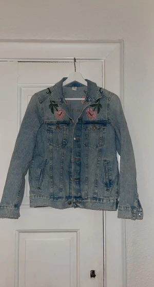 Jeansjacka med brodyr  - Jeansjacka med brodyr från H&M. Sparsamt använd i strl. 34