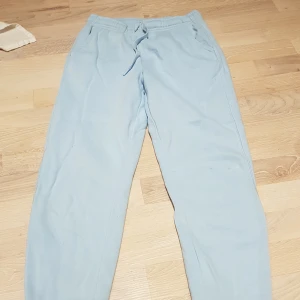 Blåa mjukisbyxor  - OPS har några små fläckar, mrm knappast amvända 