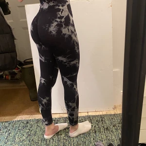 Träningsleggings med scrunch  - Oanvända, sköna träningsleggings med scrunch för smickrande bakdel!  Storlek XS, passar även S.   3st för 500kr! 