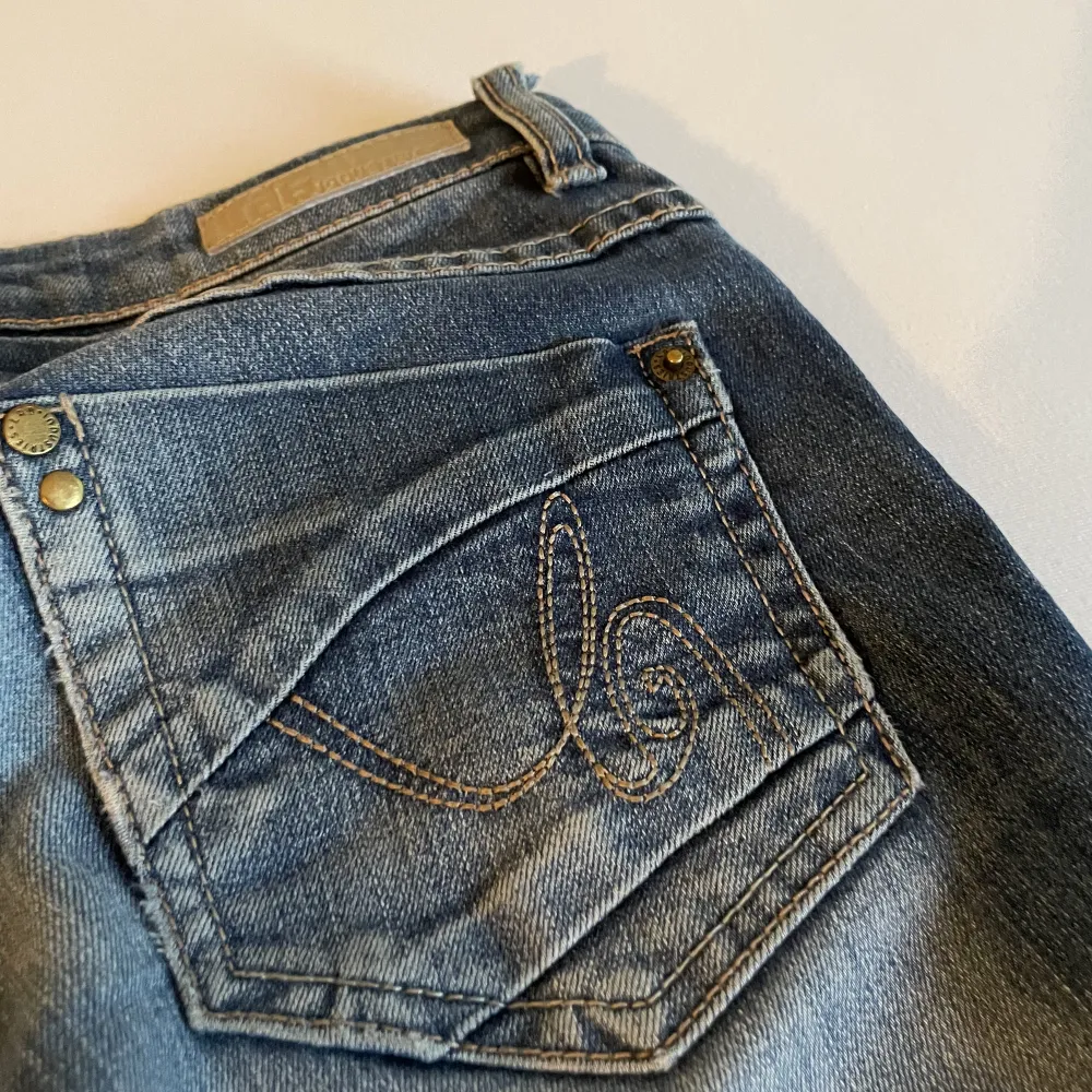 Ett par low waisted jeans som aldrig använts.. Jeans & Byxor.