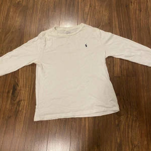 Ralph lauren - Säljer min Ralph lauren tröja den är inte strykt eller tvättad på bilden men det gör jag innan jag ger den. Pris kan diskuteras 