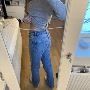 Zara mid rise jeans - Säljer nu mina supersnygga zara mid rise jeans då dom tyvärr blivit försmå. De är i väldigt bra skick men väl använda, de har ett litet litet hål på ena knät men absolut inget man tänker på. Storlek 32.  Hör av er vid frågor❤️(frakt kostnad tillkommer)