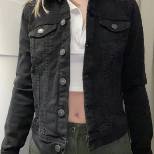 Jeans jacka - Svarta jeans jacka med lapparna kvar. Org pris 600kr. ALDRIG ANVÄND🫶