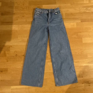 monki jeans - Supersnygga yoko blåa jeans från monki, stl 24, har sytt upp dem ett par cm så de är till ungefär hälen