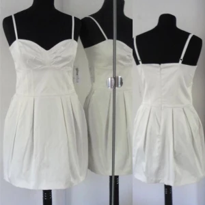 vit klänning - storlek: S. mycket bra skick. möts i stockholm eller fraktar!