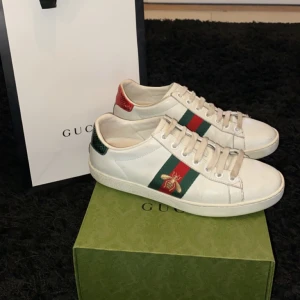Gucci sneakers  - Säljer nu mina Gucci Womens Ace Trainers.  Storlek 36. Serienummer finns i skorna och dustbag tillkommer.  Sparsamt använda med några få defekter🤎