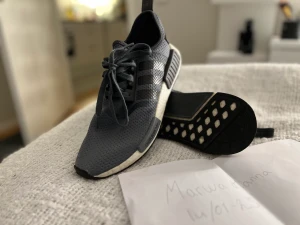 Adidas NMD BB1355 st. 43 / US 9.5  - Adidas NMD BB1355 st. 43 / US 9.5  Sneakers Cond. 8/10  Säljes för 600  Kan fraktas spårbart, köparen står för frakten eller mötas upp i Stockholm/ Norrköping. 