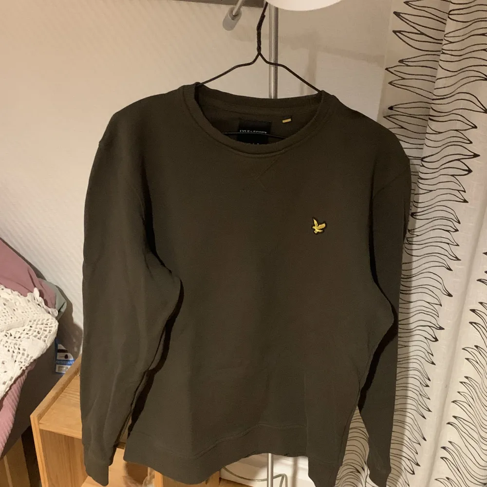 Olivgrön Lyle & Scott sweatshirt i storlek M. Tröjor & Koftor.