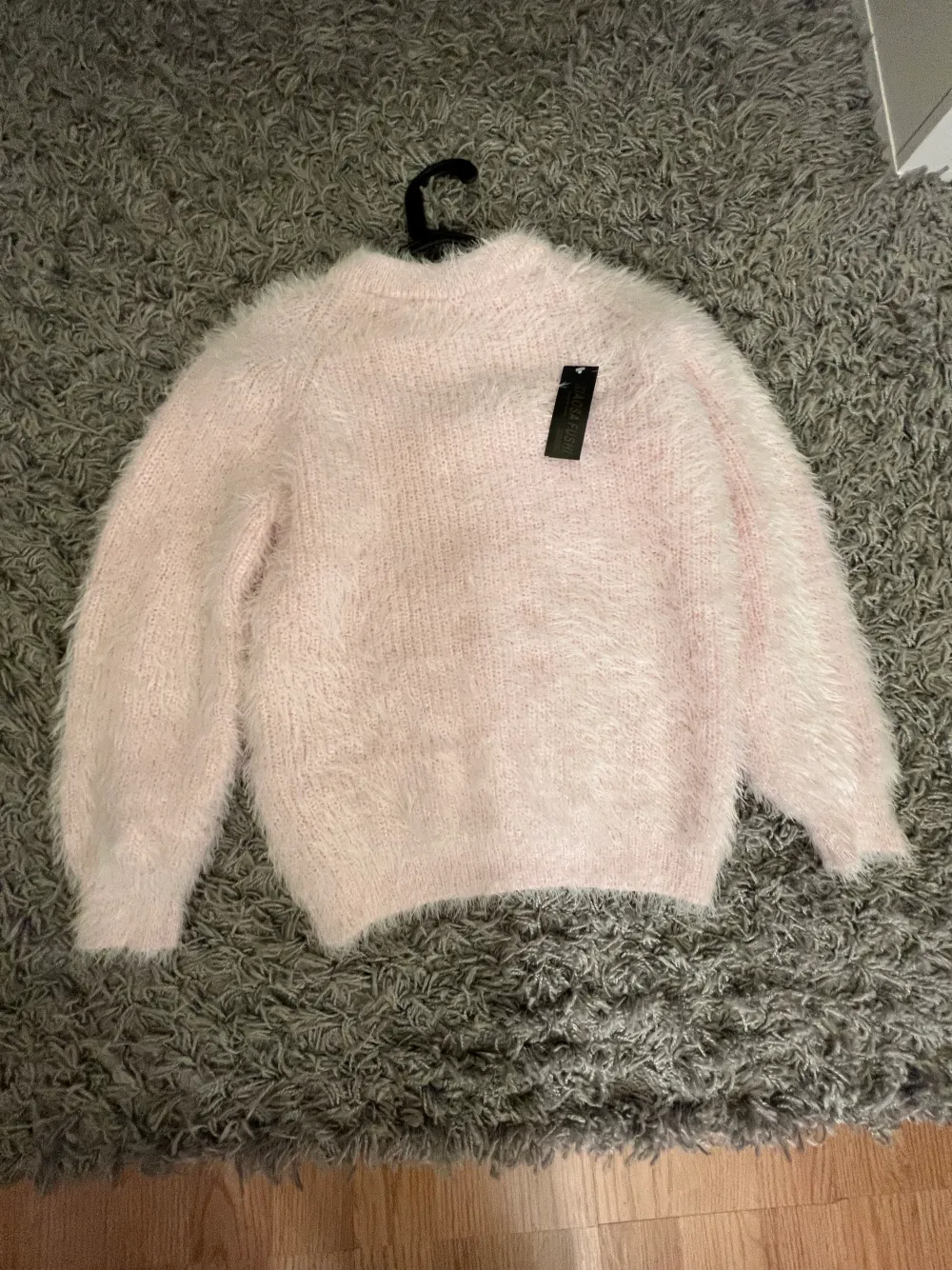 En ljus rosa mjuk stickat tröja. Den är helt ny med etikett fick den som en present men inte min smak så har aldrig använt den. 😊. Tröjor & Koftor.