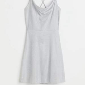 Jättefin glitter klänning från H&M. Aldrig använd , har tagit bort lappen bara!🌸