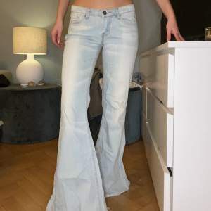 Jeans från okänt märke väldigt lowrise och vida i benen! Är avklippta. Midjemått 85 Innerbensmått 83