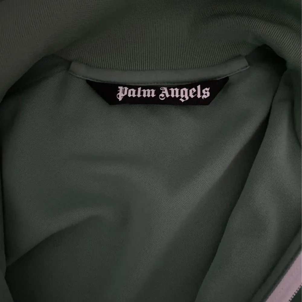 Helt oanvänd Palm angels tröja.  Qr kod för att scanna äkthetsbeviset innanför tröjan. Storlek: Xs/s   Pris diskuteras vid snabb affär. . Tröjor & Koftor.