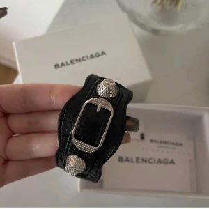 Balenziaga armband  - Säljer nu mitt as snygga Balenciaga armband då jag tröttnat på de!🤩🤩 kom privat vid frågor. Kolla jättegärna in mina andra annonser! 