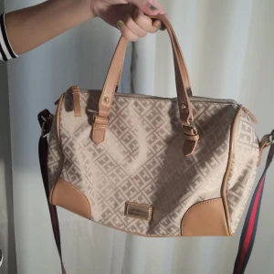 Tommy Hilfiger väska  - Brun beige väska med justerbart band. Sällan använd så I bra skick. 