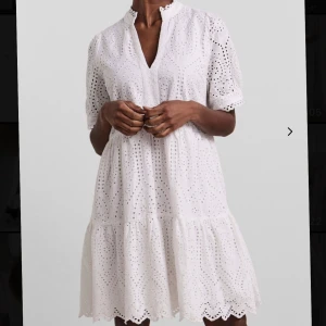 YAS studentklänning storlek S - Nu säljer jag min fina studentklänning då den inte kommer till användning. Använd 1 gång och är som ny! Nypris var 750 kr och säljer för 400. Klänningen är i storlek S och har den perfekta längden för att hoppa på flaket med! 🥰