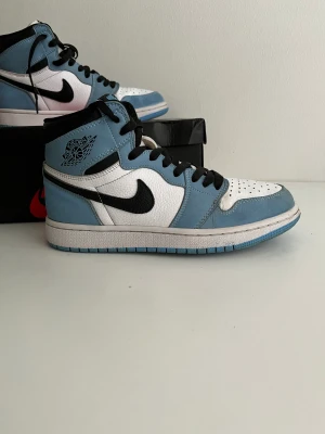 Jordan 1 University Blue - J1 storlek 39, Jag köpte de skorna för ett år sedan. för mer information kontakta mig!