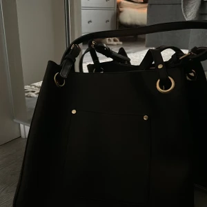 väska  - fin svart väska med små guldiga detaljer,  nästan allting får plats i den och den är fin att bara ha annars 🥰 inga defekter! kontakta om du vill ha mer bilder eller har frågor! 💞