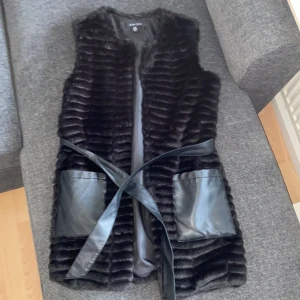 Päls/skinn väst - Päls/skinn väst, använt bara ett par gånger, bra i skick