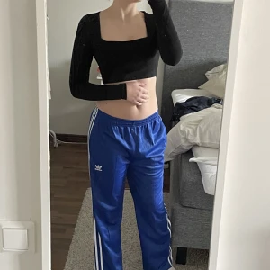 Svart långärmad topp - Jättebra skick. Köpare står för frakt. Skriv privat vid intresse💕