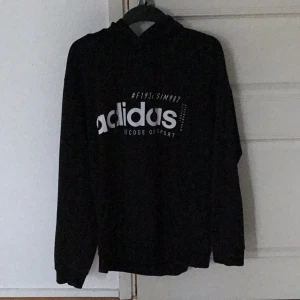 ADIDAS  - En svart adidas tröja med luva som är i bra skick. 