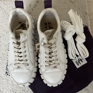 Eytys sneakers - Säljer dessa super coola sneakers från eytys. Snörena är lite slitna men de tillkommer ett par nya originals snören till skorna. Nypris är 2000kr men säljer för 1100kr