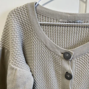 Kofta - Säljer den här jättefina koftan från märket part two då den är lite för stor för mig. Köpte second hand men jättefint skick och inga defekter. 