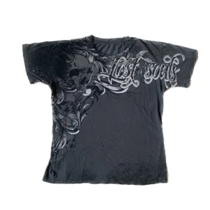 T-shirt med tryck - Coool grå t-shirt med tryck, köpt secondhand. Bra skick