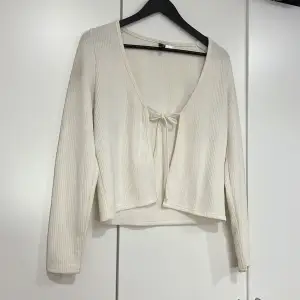 Säljer denna långärmade tröja med knytning! Storlek M från H&M, använd 2 gånger!