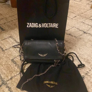 Zadig&voltaire väska(rock nano) - Säljer min Zadig väska (rock nano) i den lilla storleken då den inte kommer till andvänding, köpte för 2450 för ungefär 1 år sedan men den är i ny skick, säljer för 1500 direkt, påse och dustbag ingår!!🙂💖💖