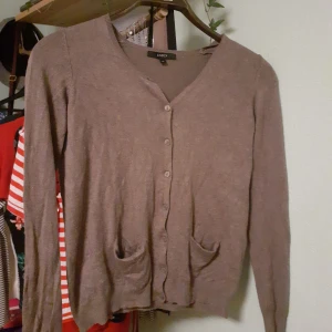 Brun tröja - Brun tröja från Lindex. Två små fickor på vadera sida och i font skick. Storlek M 🌼