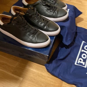 Polo Ralph lauren skor 40 - Säljer två par polo Ralph lauren skor st 40 båda två. Änvänd en gång. 