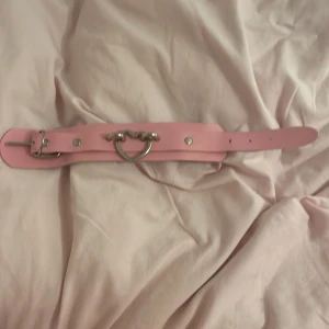 Armband  - Jag köpte den på kawaii 2021 men jag har aldrig riktigt använt den.