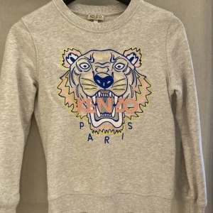 Äkta kenzo tröja  - Säljer nu min kenzo tröja jag tycker den sitter som xss  Köpt för 1000+