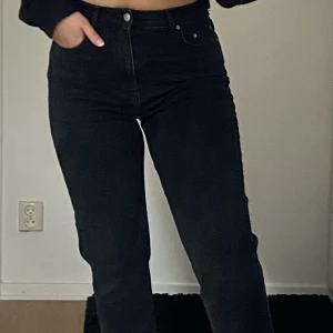 Svarta jeans  - Säljer dessa svarta jeans från Ginatricot då jag inte använder dem längre.  Frakt: 69kr