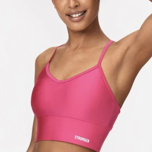Stronger glossy sport-bh - Helt ny och oanvänd sport-bh från Stronger i storlek M. Medium support, originalpris 399kr, säljer för 299kr. Prislapp kvar. 