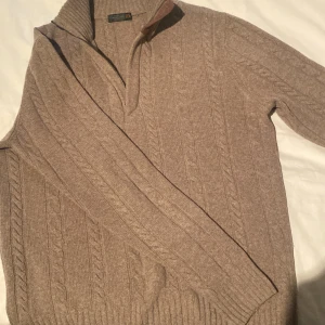 Corneliani - Säljer min Corneliani, då jag inte andvänder tröjan längre. Tröjan var en gåva till mig. (Con9,5/10)andvänd ett få tal gånger bara. Inget og ingår! Ny pris 2499kr mitt pris 1799kr.