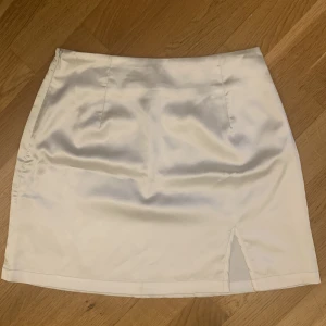 Vit ”satin” kjol med slit - Säljer denna superfina kjolen då den är för liten för mig nu. Kontakta vid intresse❣️